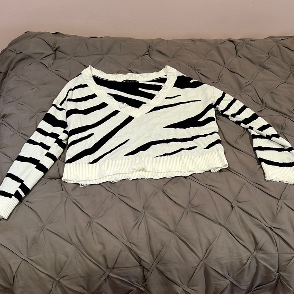 Adorable black & white long sleeve.